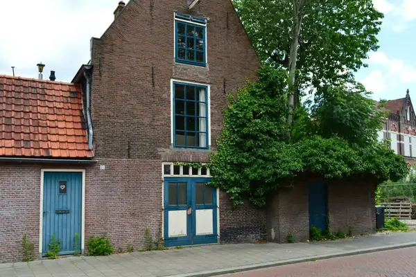 Bakstenen huizen met rode pannendaken aan een straat